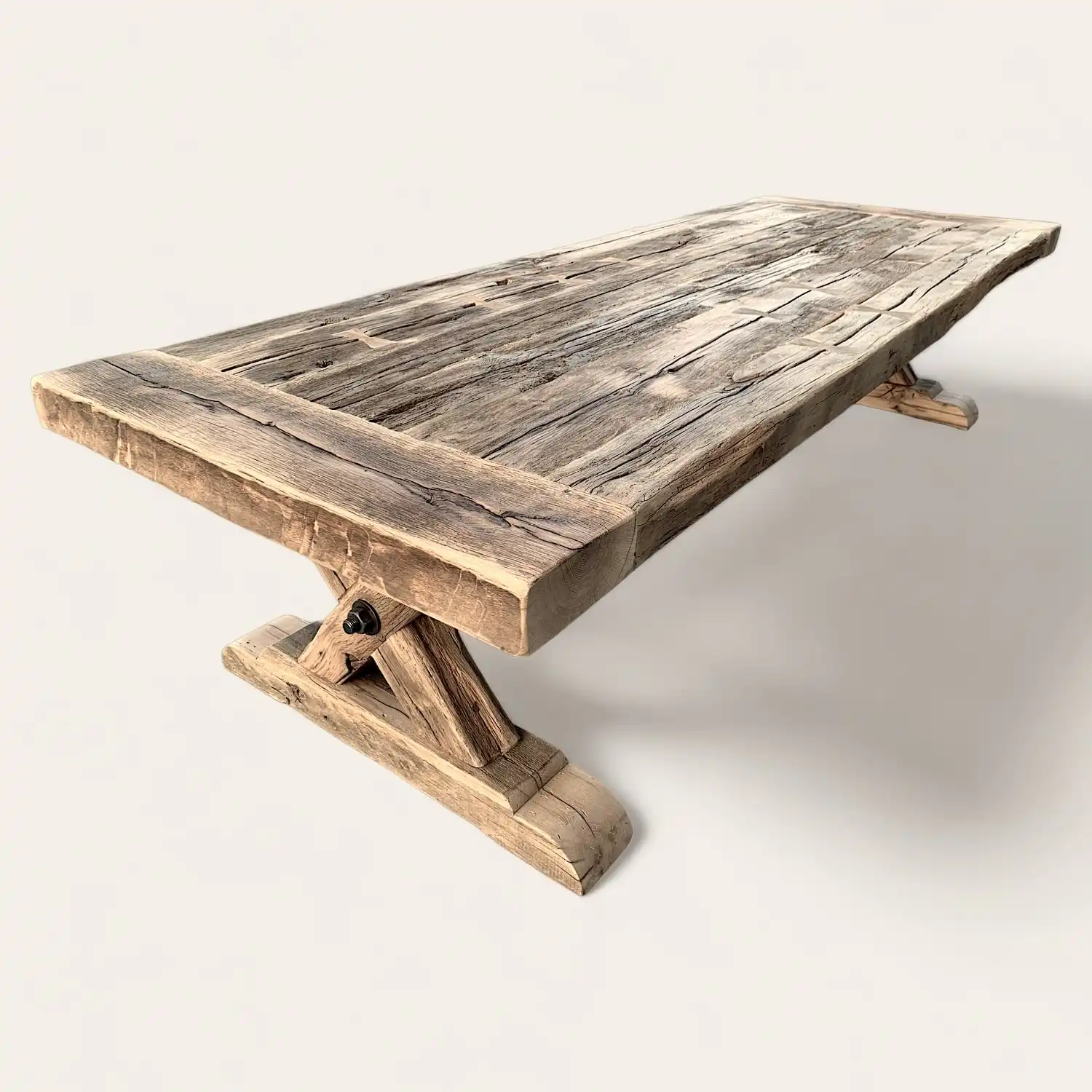  Une table à manger style fermette en bois avec un piètement en bois. 
