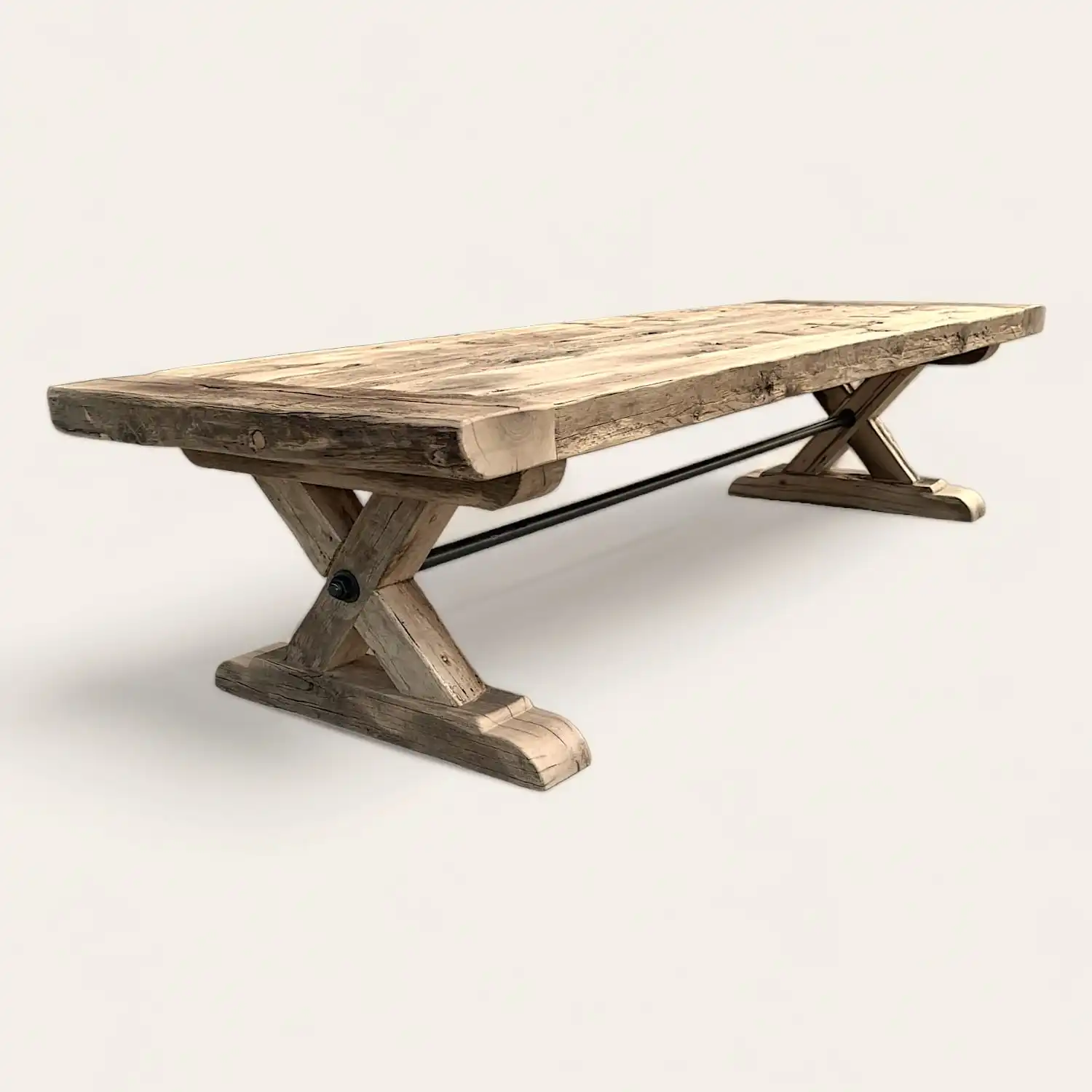  Une table à manger en bois rustique avec une base en métal. 