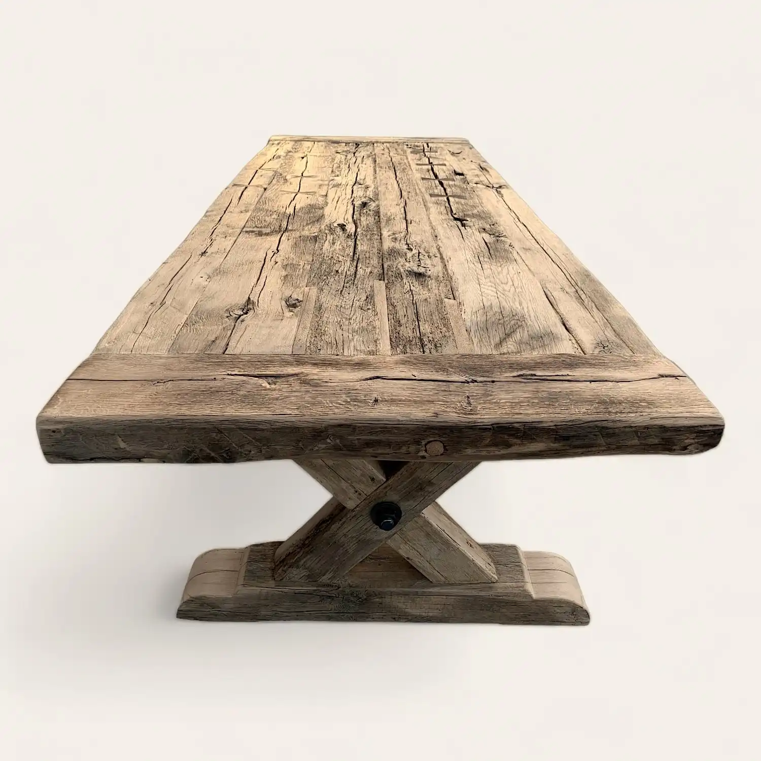  Une table en bois rustique style fermette pour extérieur avec un fond blanc. 