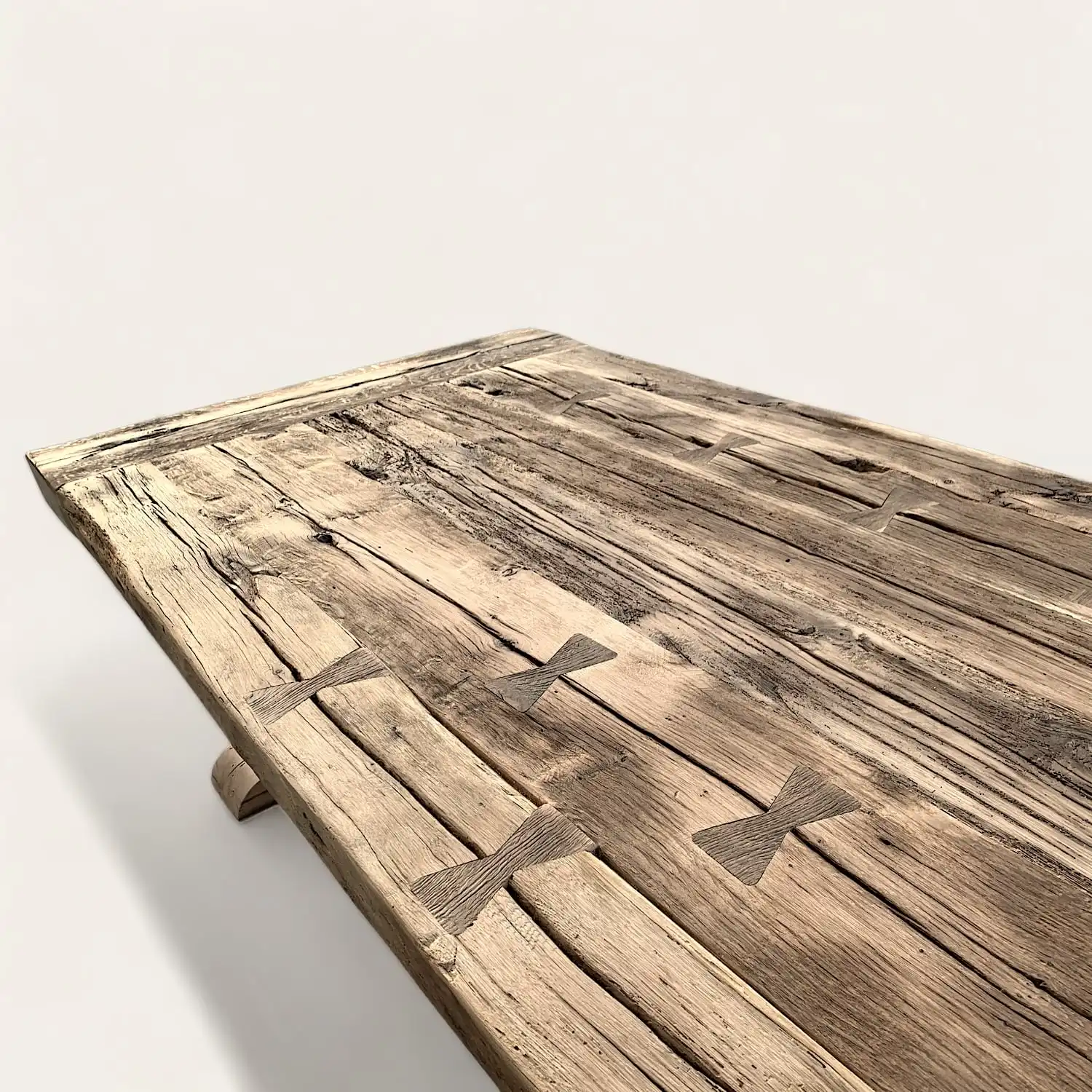  Une table en bois rustique avec une croix dessus. 