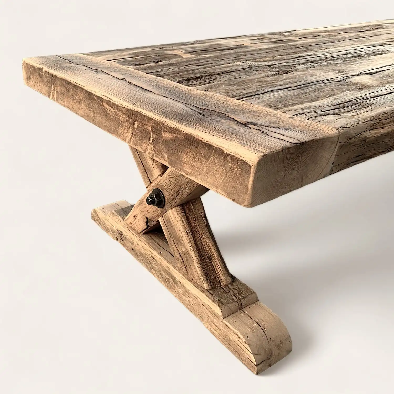  Une table fermette en bois avec un plateau et des pieds en bois rustique. 