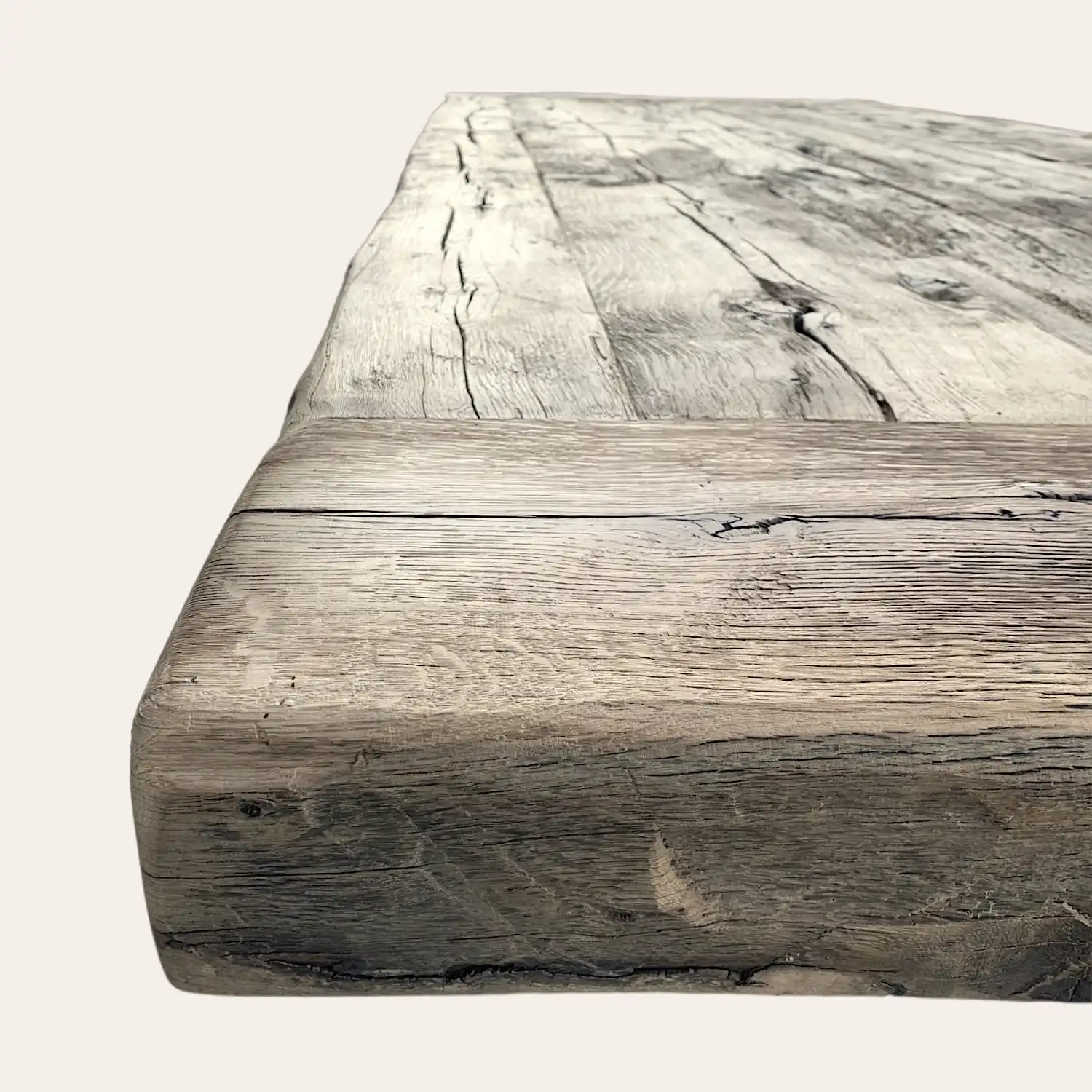  Une image en gros plan d’une table en bois rustique. 