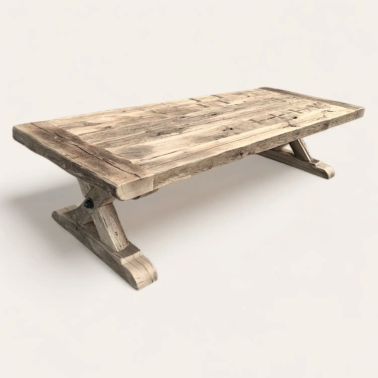 Une table de ferme rustique en bois avec pieds. 