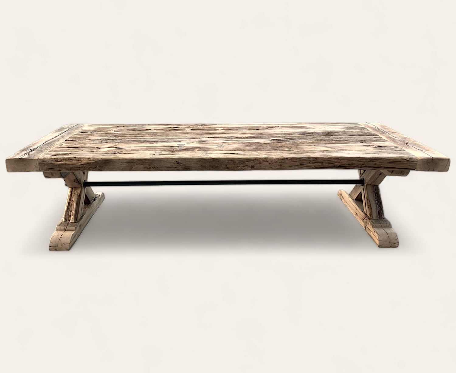 Une table basse rustique en bois avec une base en métal.