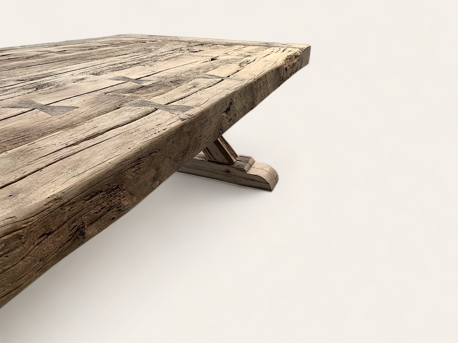 Une table fermette en bois ancien sur fond blanc.