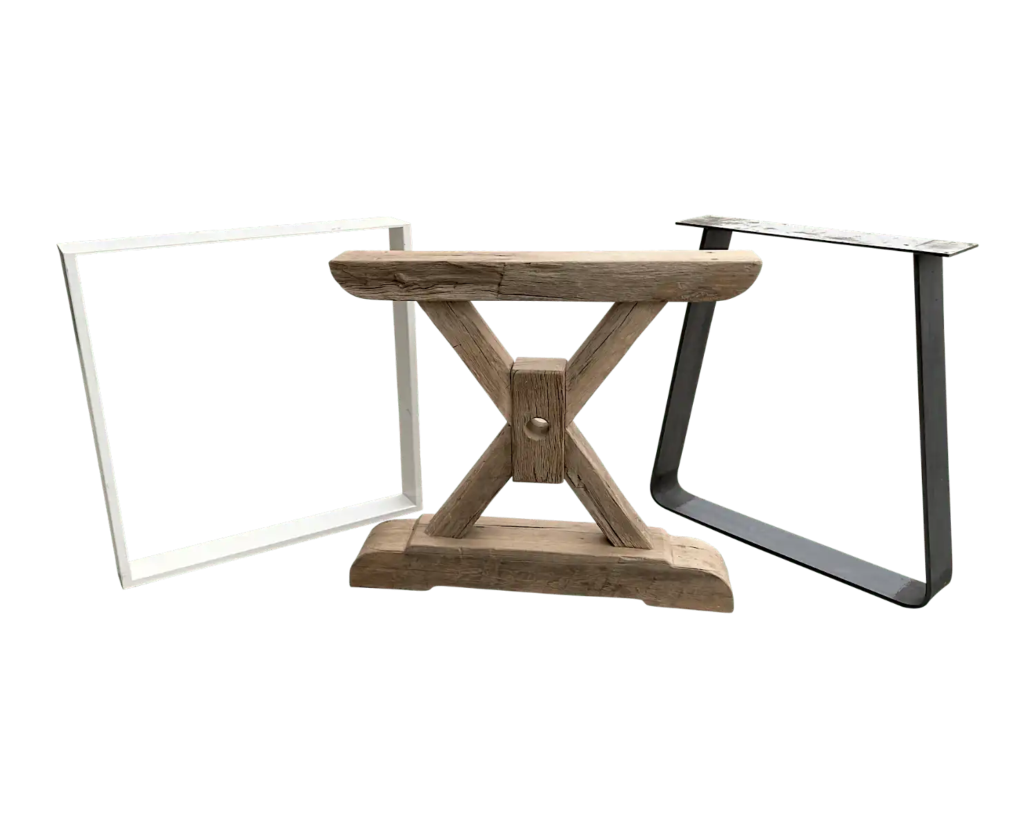 Pieds de table contrastés : un en vieux bois rustique et l'autre en métal noir, illustrant la diversité des styles.