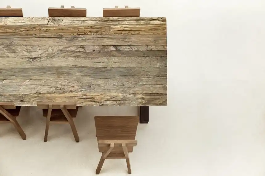 Table rustique en vieux bois avec chaises assorties pour intérieur minimaliste