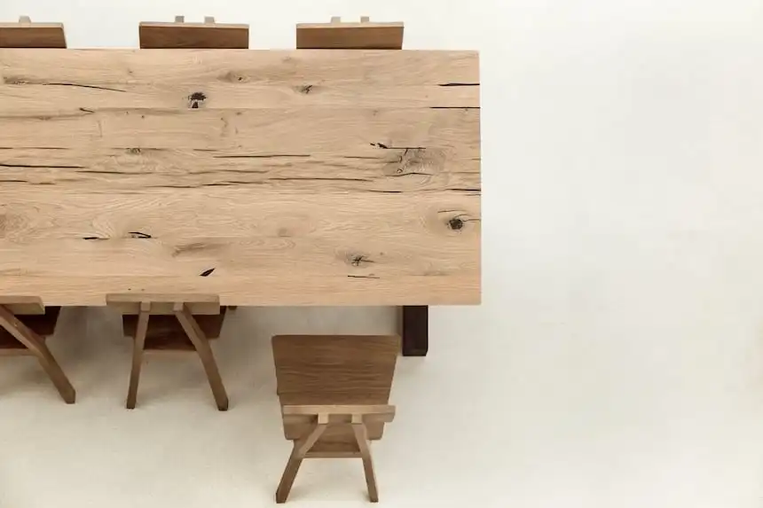 Table rustique en bois clair avec chaises en bois dans un style épuré