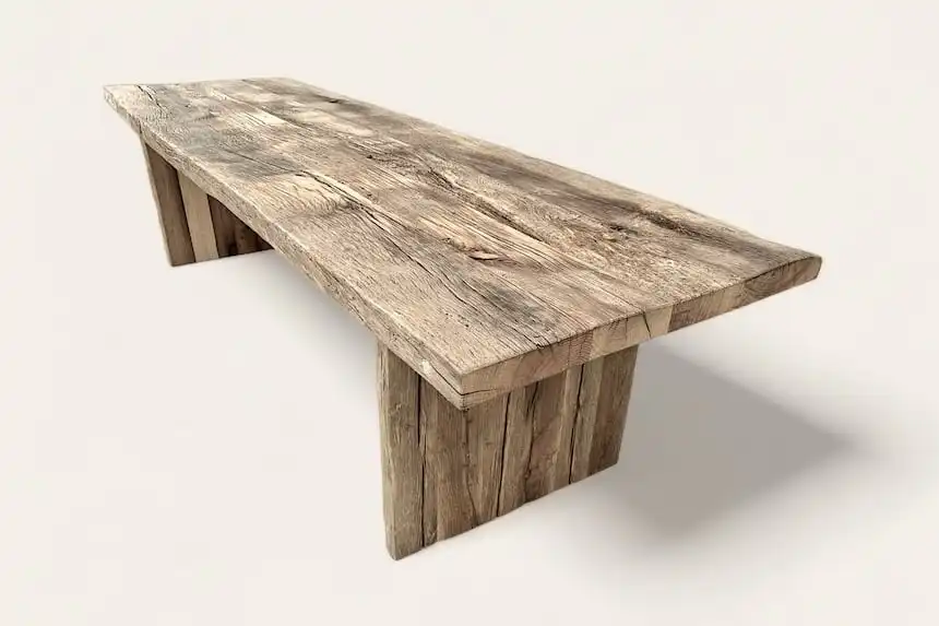 Table à manger rustique en bois massif avec texture naturelle, sur fond blanc.