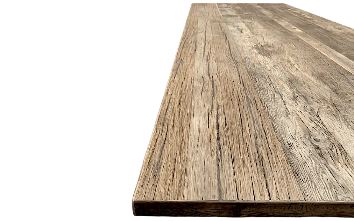 Vue rapprochée d'une table en bois rustique avec une surface naturelle à texture rugueuse, mettant en valeur le grain et les imperfections du bois. Le fond est transparent, mettant en valeur les bords et les détails de la surface de la table.