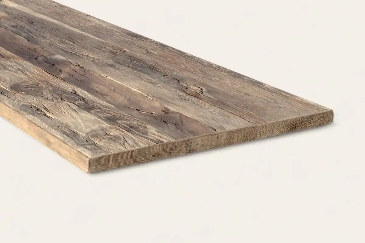 Zoom sur le plateau de table rustique en bois avec texture profonde et détails des veines, parfait pour intérieurs cosy et naturels.
