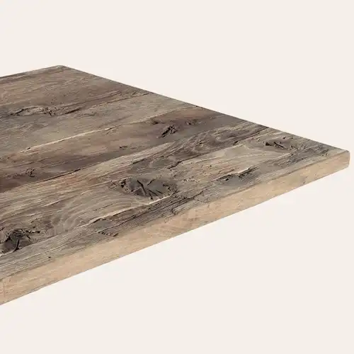  Plan rapproché d'une table en chêne ancien rustique, avec détail des nœuds et de la texture du bois, pour intérieur vintage ou artisanal. 