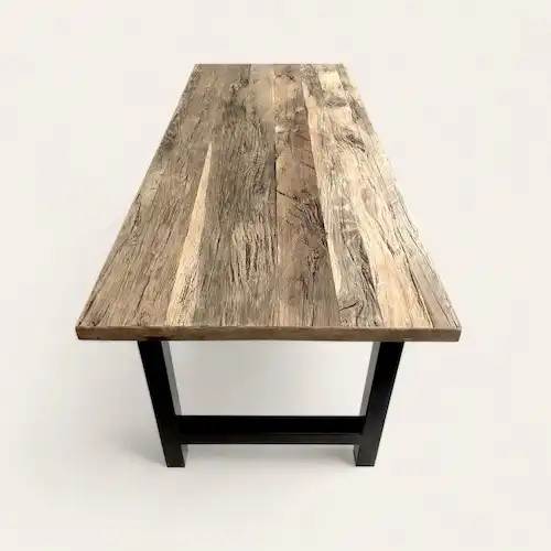  Table à manger rustique en bois avec pieds en métal noir, design minimaliste, pour intérieur moderne ou décoration industrielle. 