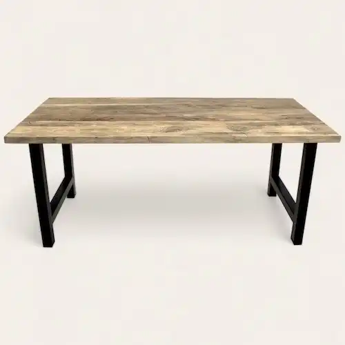  Table rustique contemporaine en chêne vieilli avec pieds en A noir, parfaite pour intérieur design ou espace de repas chic. 