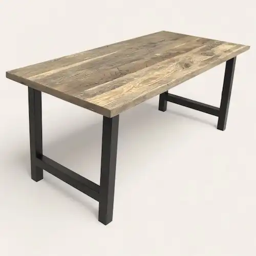  Table de repas rustique en bois recyclé avec pieds en métal noir, idéale pour un intérieur écologique ou un espace de restauration authentique. 