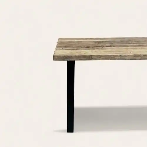  Détail d'une table rustique avec plateau en bois vieilli et pied carré noir, style moderne industriel, pour décoration intérieure tendance. 