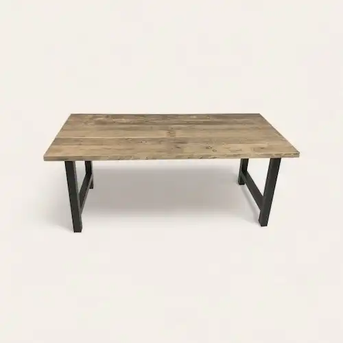 Table de style rustique avec plateau en bois ancien et structure en métal noir, fusionnant tradition et modernité pour la déco intérieure. 