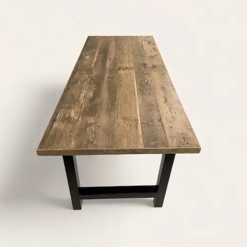  Table à manger rustique en bois massif avec finition vieillie et pieds métalliques noirs, idéale pour une ambiance chaleureuse. 