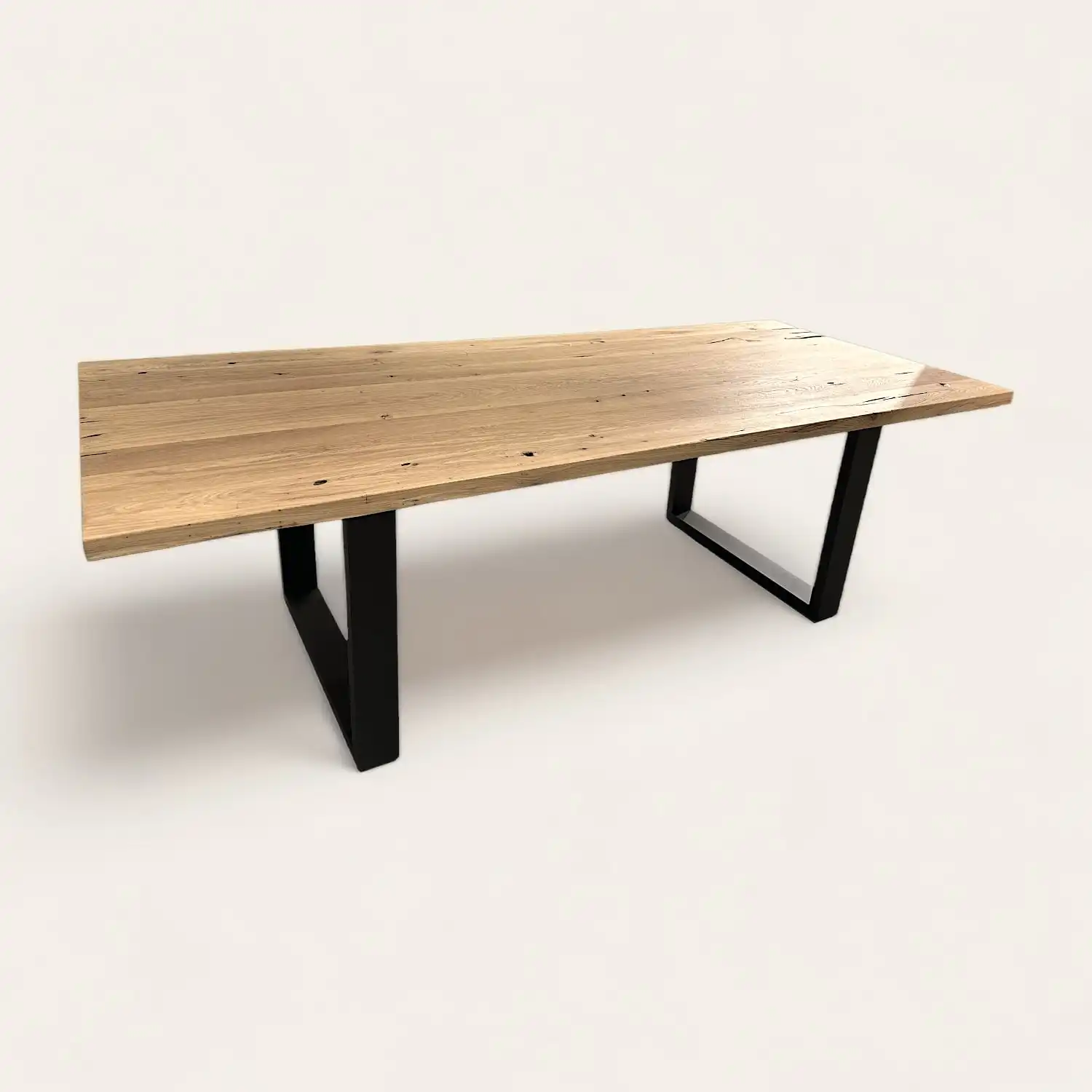  Table ancienne en bois clair avec pieds géométriques noirs, style minimaliste pour décoration intérieure moderne ou bureau épuré. 