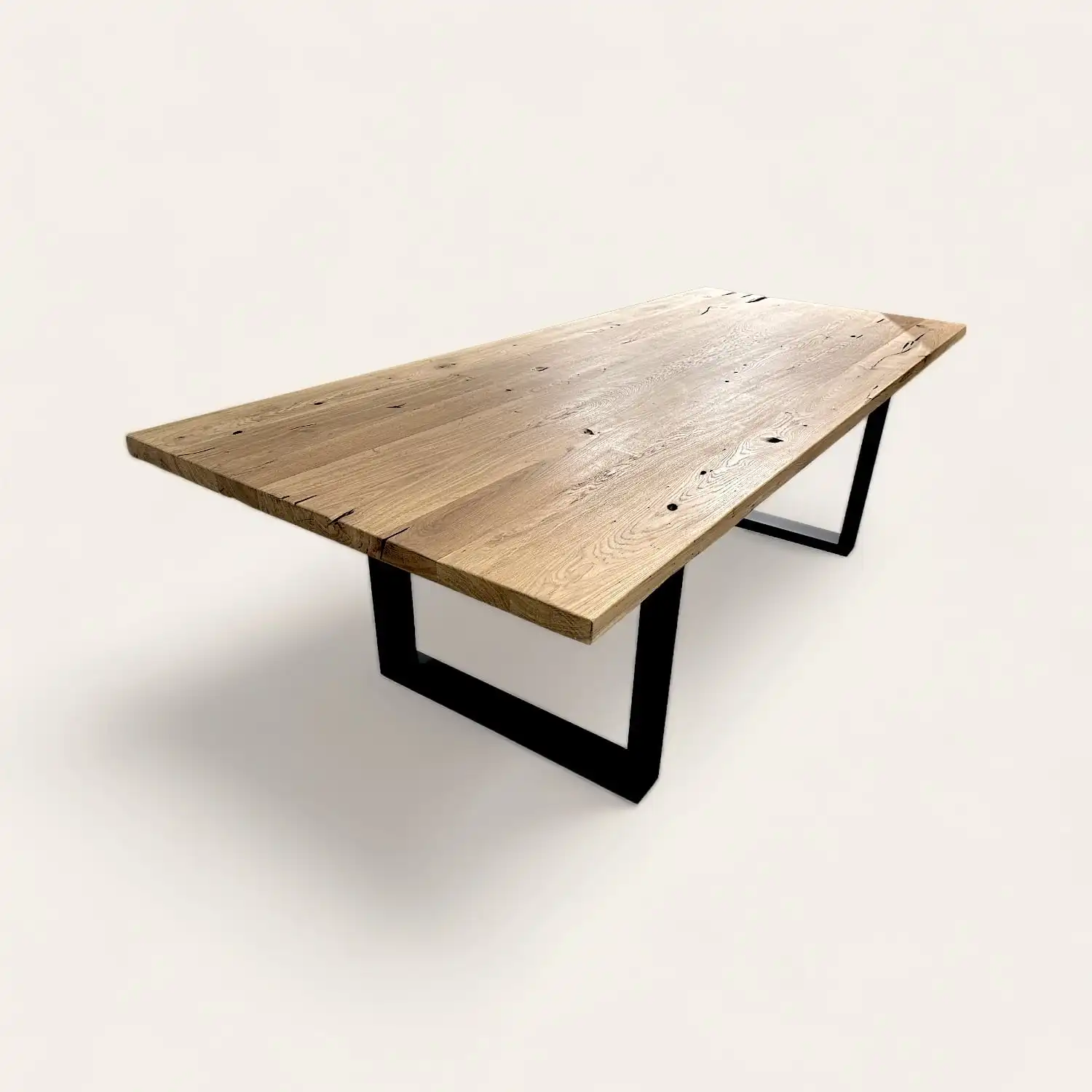  Table de repas ancienne avec plateau en bois patiné et pieds métalliques noirs carrés, mêlant rusticité et modernité pour intérieur tendance. 