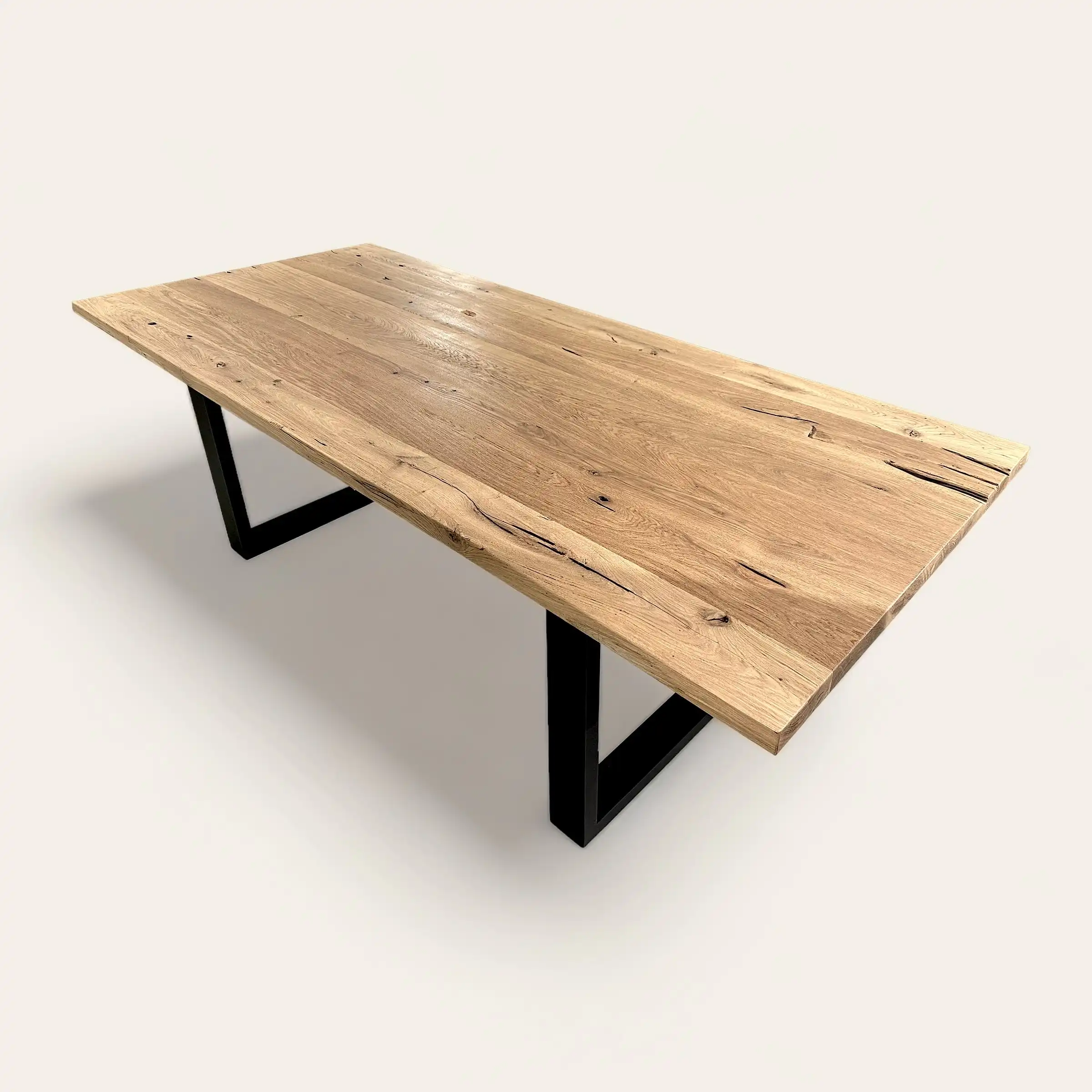  Table rectangulaire en bois ancien avec pieds en V inversé noirs, alliance du charme du bois naturel et de l'élégance du design moderne. 