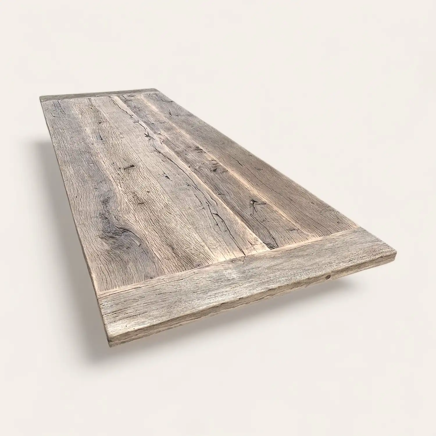  Plateau de table rustique en bois ancien vue de dessus, mettant en évidence les veinures profondes et la patine unique du bois, idéal pour un ameublement rustique et éco-responsable. 