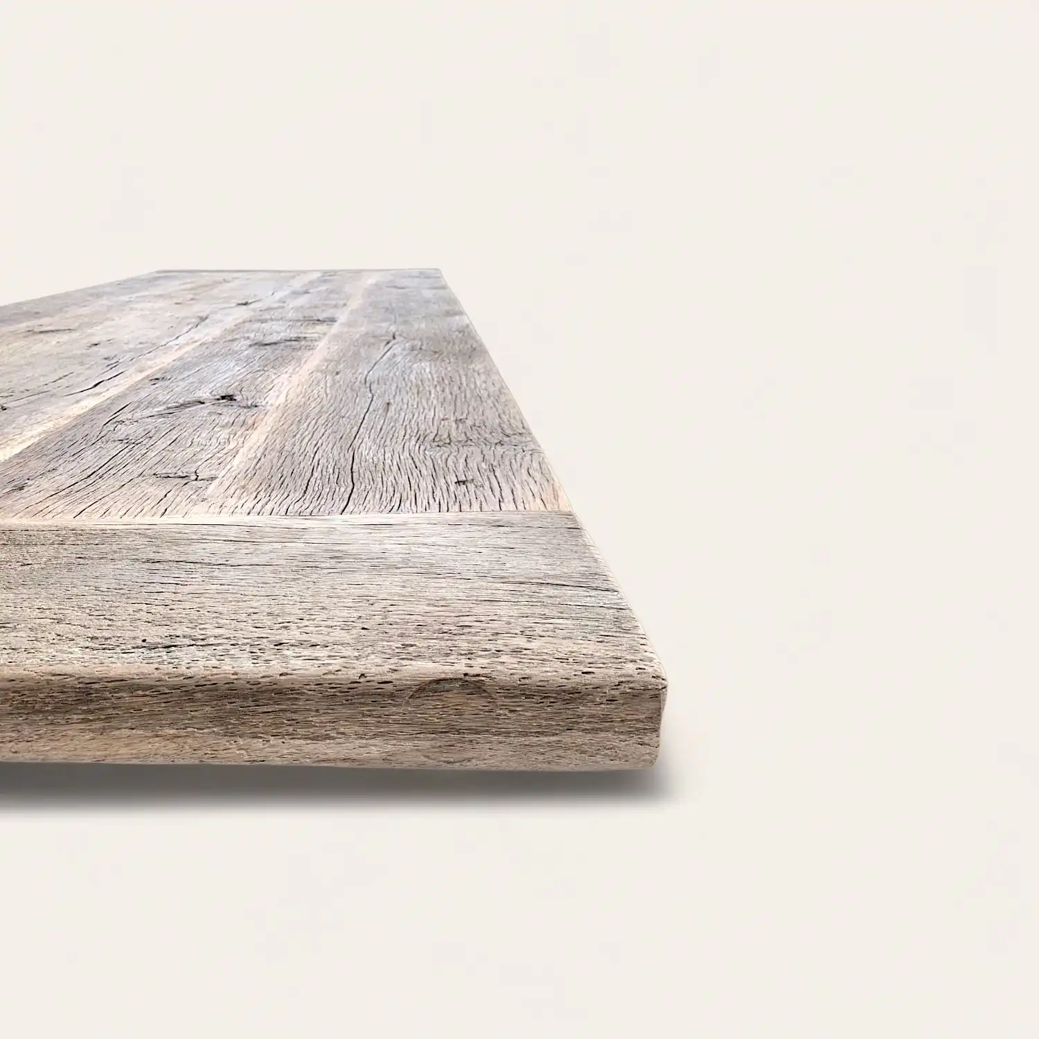  Détail du bord d'une table rustique en bois ancien, montrant la texture naturelle et les nuances du bois avec un effet de perspective, parfait pour un intérieur authentique et chaleureux. 