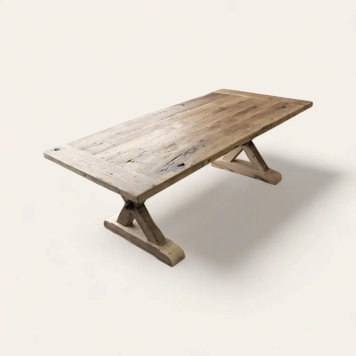  Table de repas rustique allongée en bois ancien avec des pieds en X, conçue pour apporter un charme d'antan et une ambiance chaleureuse à tout espace de vie ou salle à manger. 