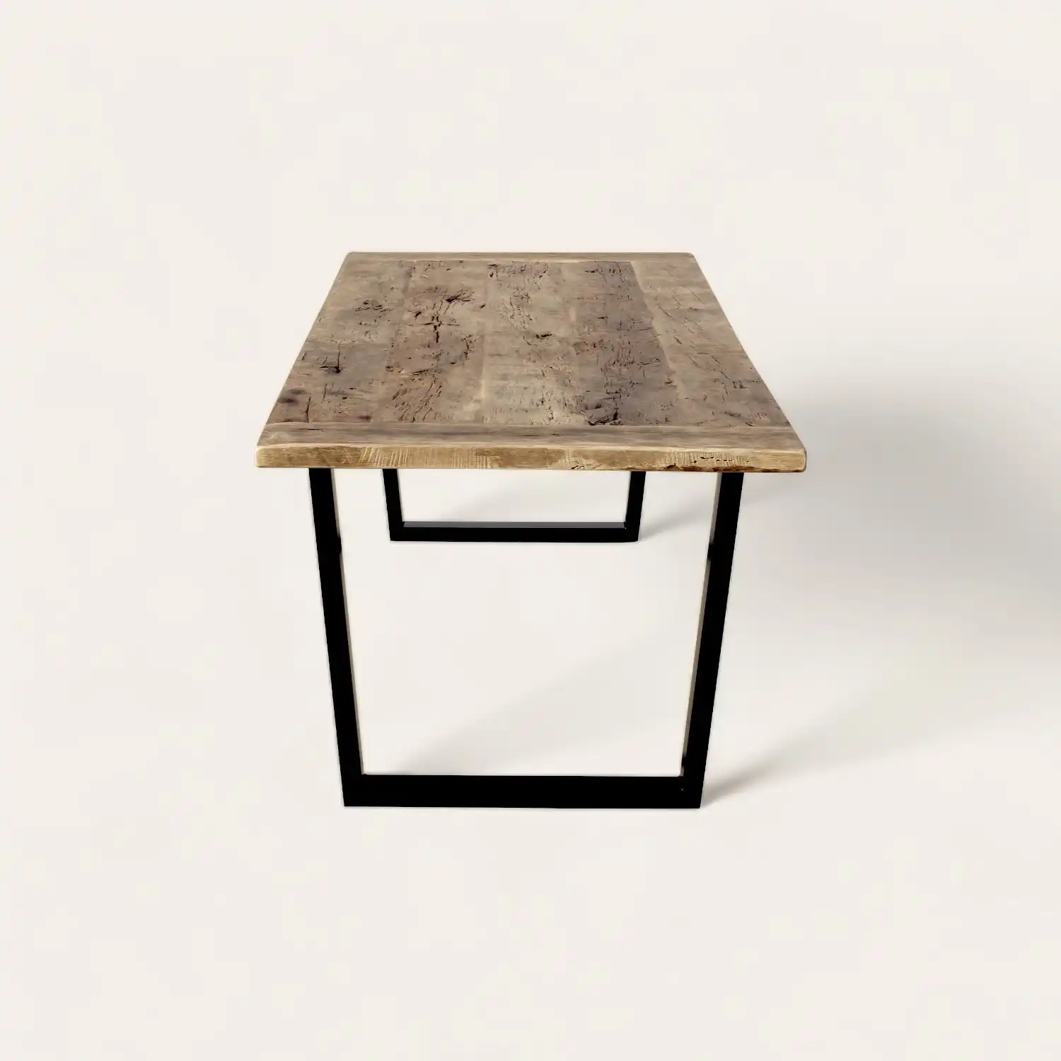  Table rustique carrée avec plateau en bois ancien de récupération et structure en métal noir, présentée sur un fond uni pour un style minimaliste et durable. 