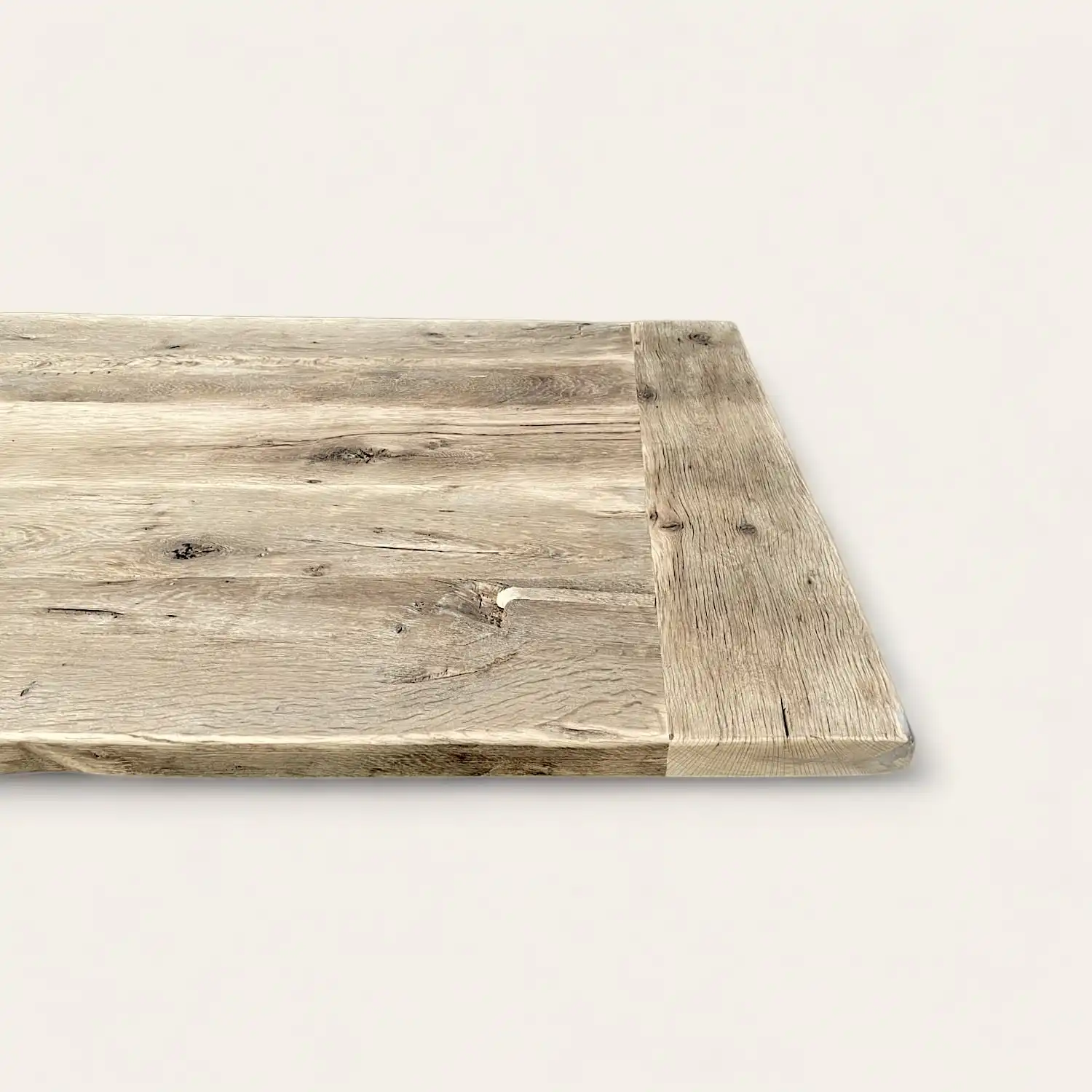  Gros plan sur la surface et le bord d'une table en bois ancien rustique, mettant en valeur la texture et les détails du bois avec des tons naturels, parfaite pour une décoration intérieure éco-responsable et élégante. 