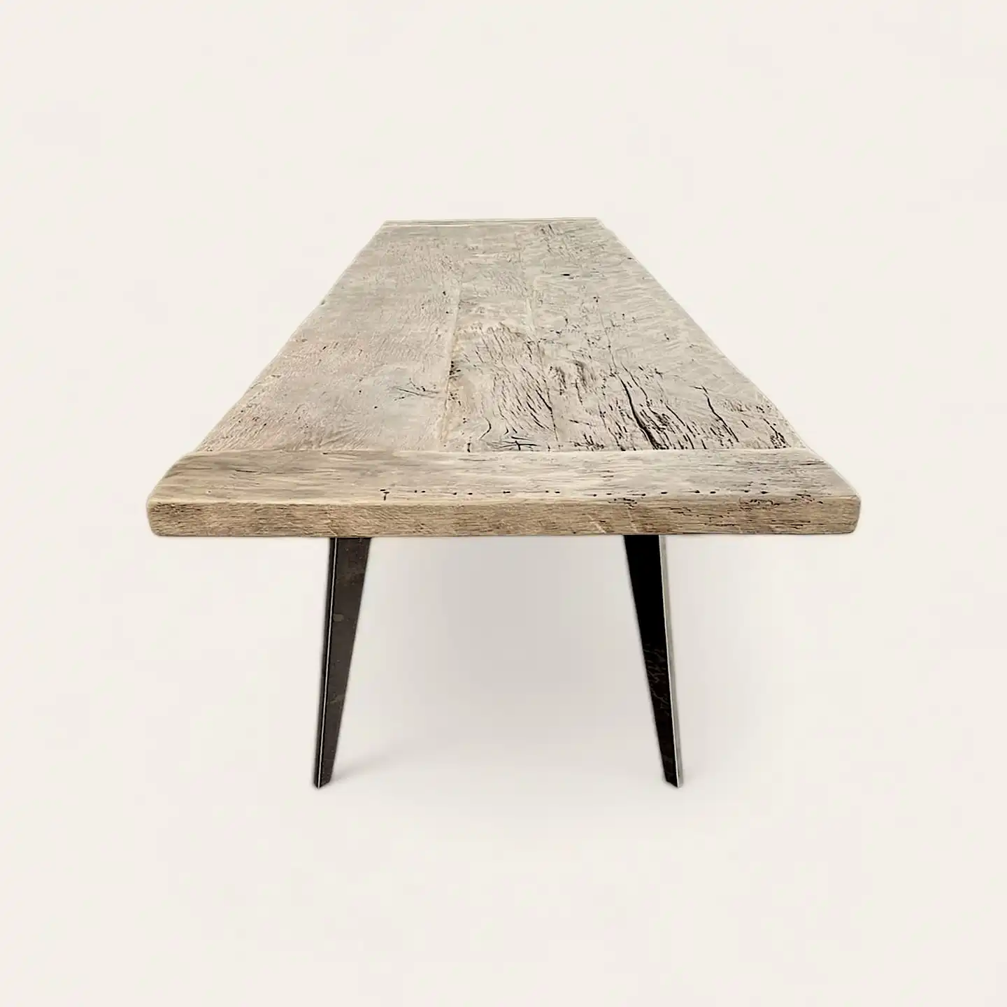  Table rustique moderne avec plateau en bois ancien texturé et pieds en métal inclinés, fusionnant charme traditionnel et design contemporain, idéale pour une salle à manger tendance. 