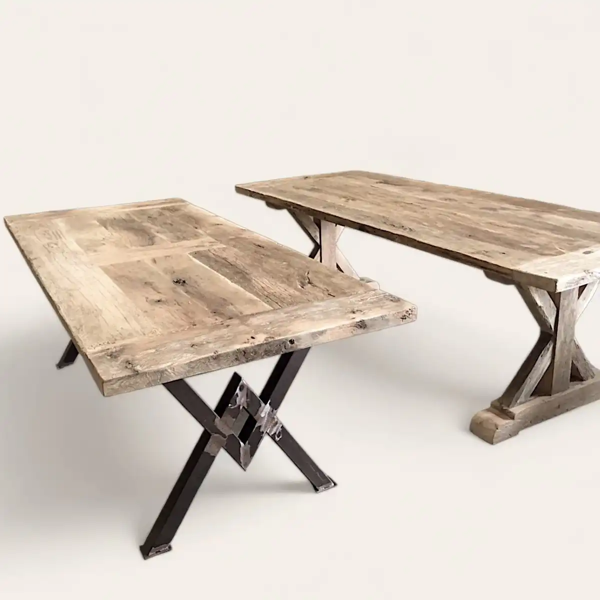  Ensemble de tables rustiques en bois ancien avec des supports en croix, l'une avec des pieds en bois massif et l'autre avec des pieds en métal noir, reflétant un mélange harmonieux de robustesse et d'élégance rustique. 