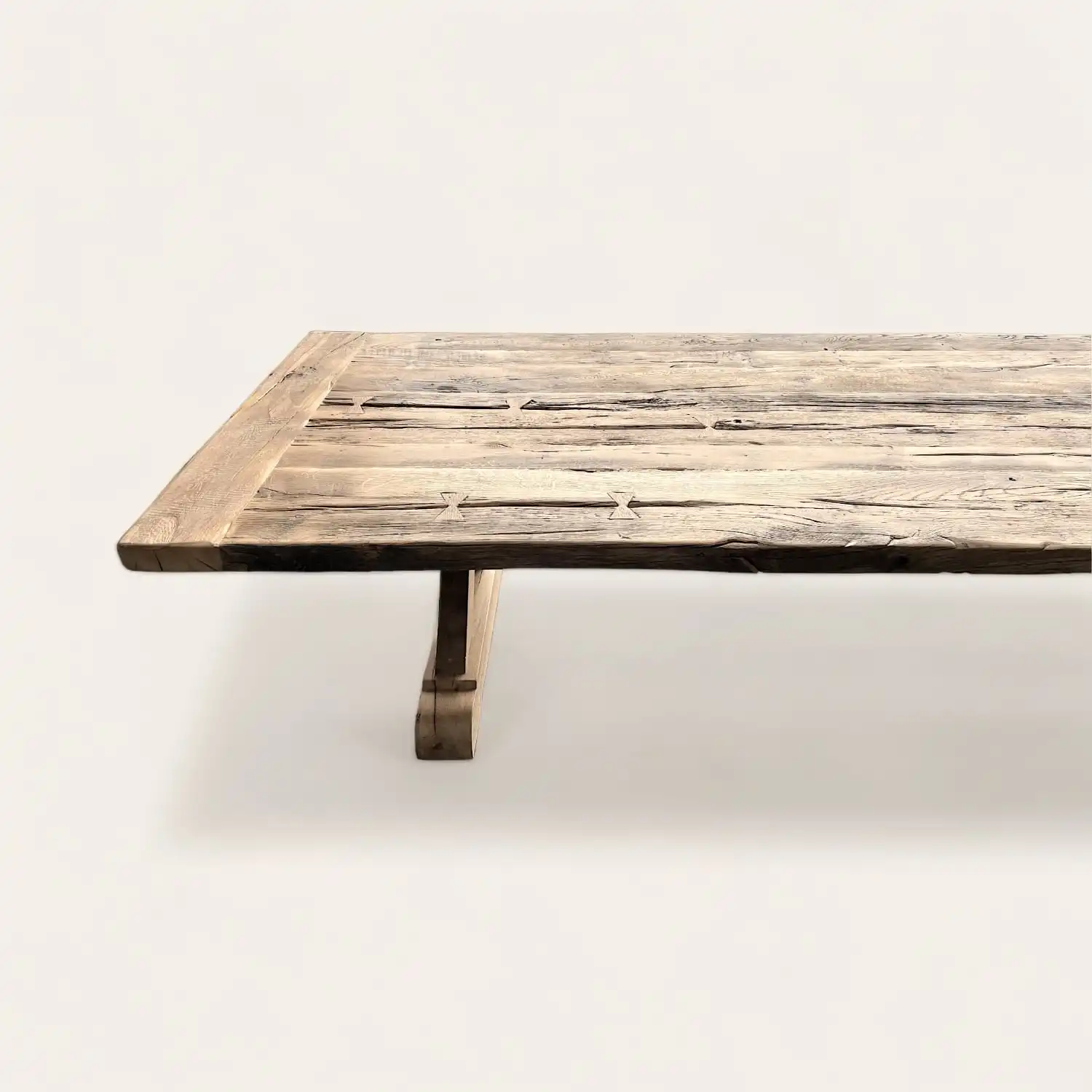  Table fermette robuste en bois ancien patiné avec pied central simple, évoquant la chaleur rustique et l'artisanat durable. 