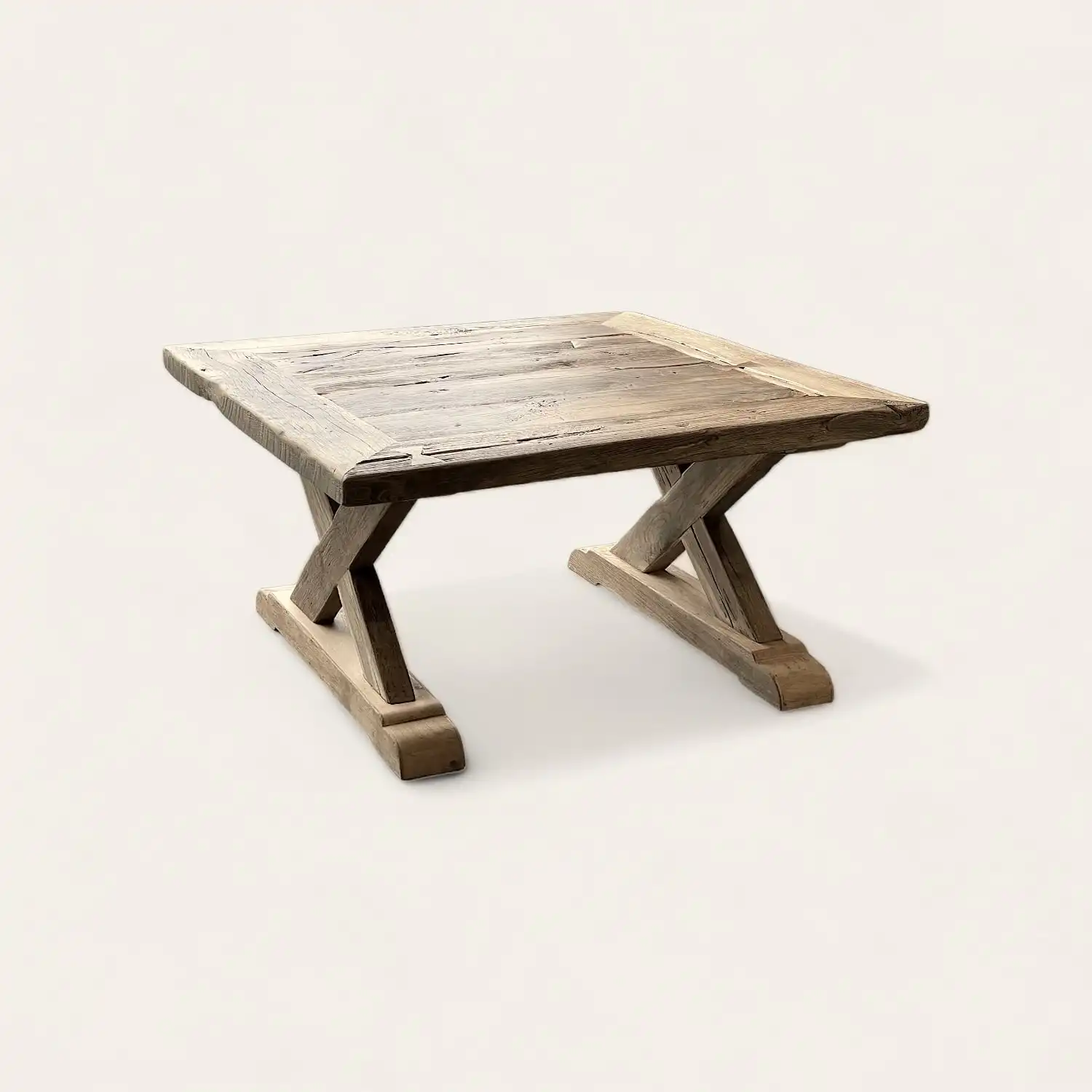  Table carrée de style fermette, composée de bois ancien robuste. Elle présente un plateau en bois rustique avec des marques d'usure et une patine qui témoigne de son histoire. La table repose sur deux pieds en X, solides et équilibrés, qui accentuent son aspect traditionnel et authentique. 