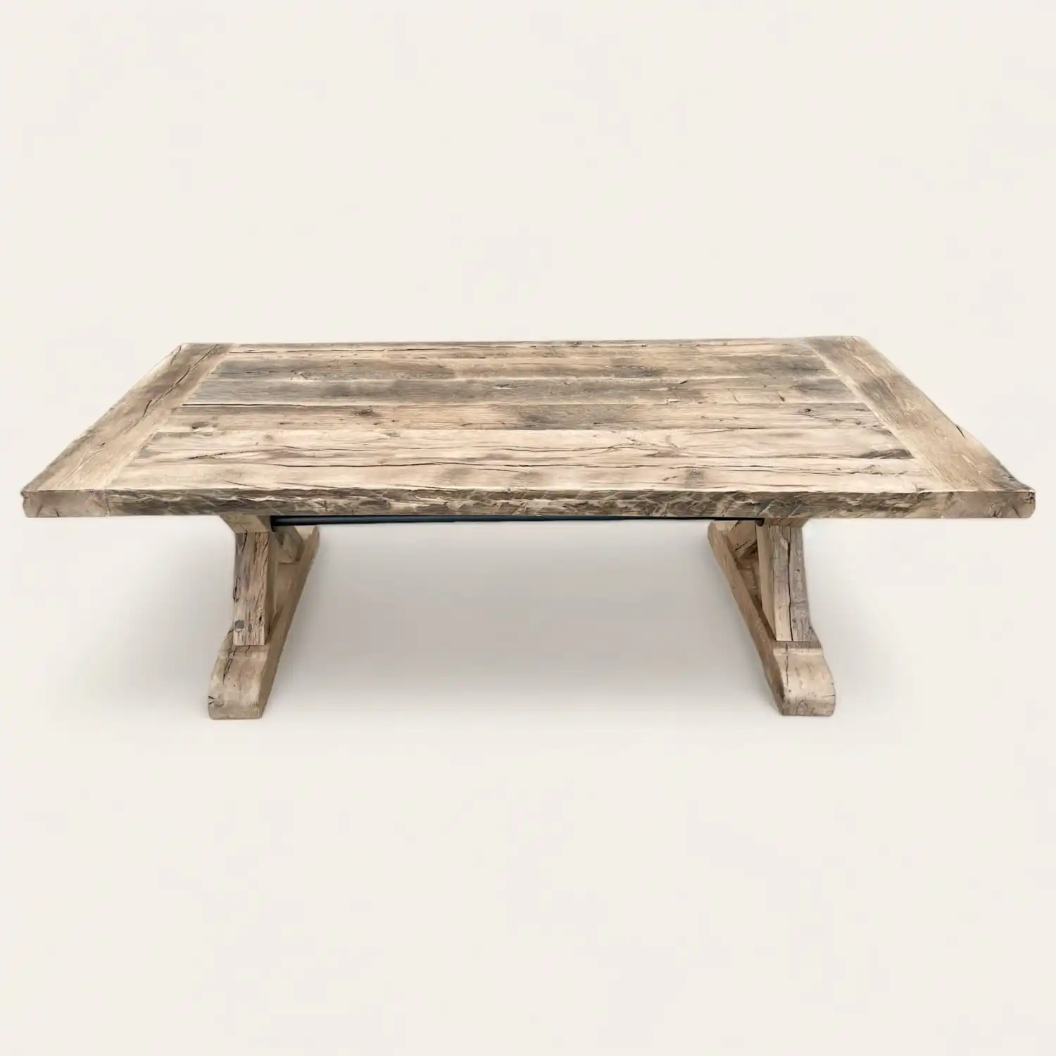  Table de salon de style fermette, fabriquée en bois ancien aux textures riches et nuances naturelles, soutenue par deux pieds robustes, évoquant une esthétique rustique et un artisanat authentique. 