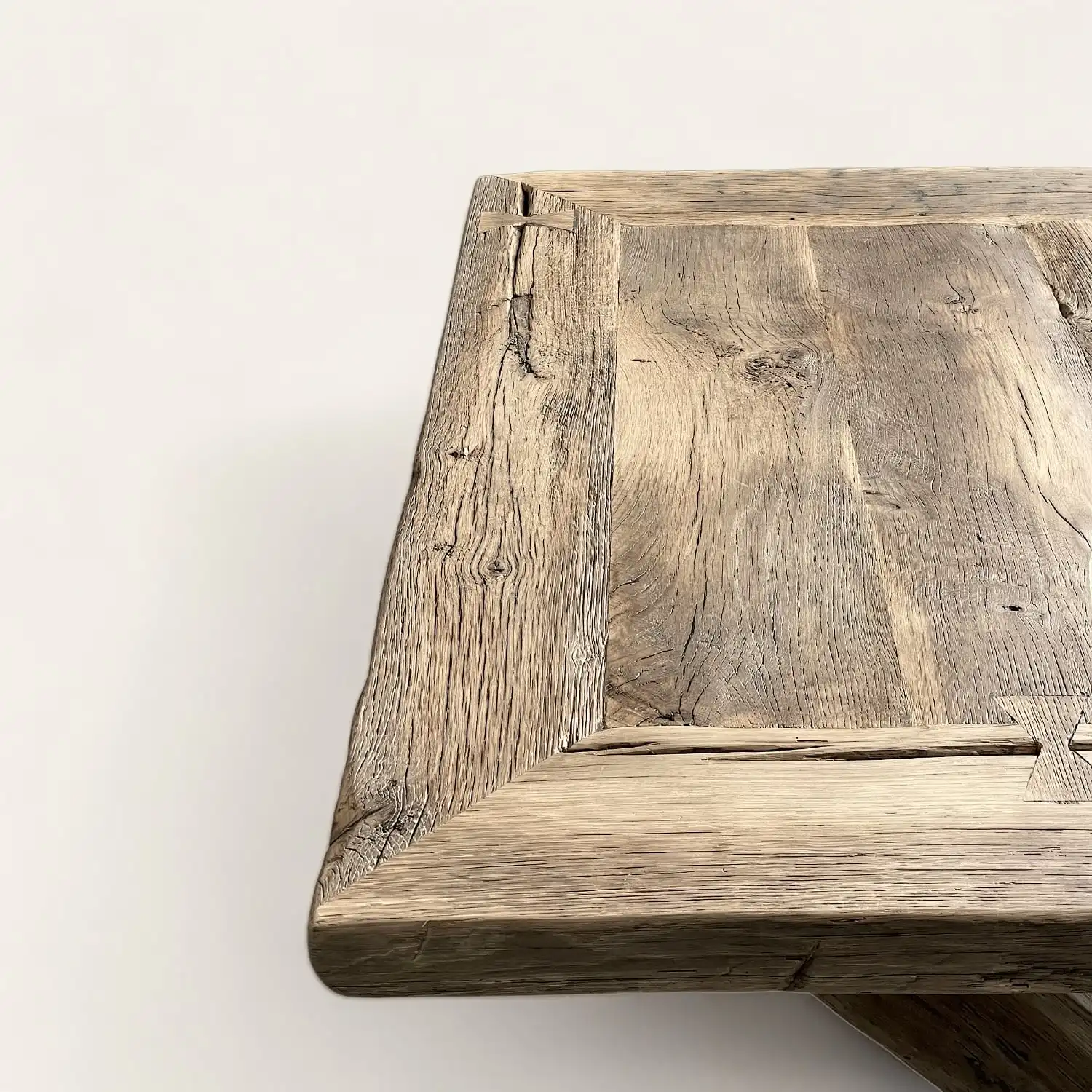  Gros plan sur le bord d'une table rustique mettant en évidence la texture et les fissures du bois 