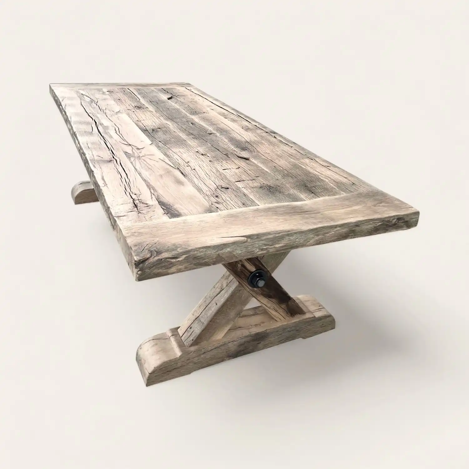  Une table de ferme rustique avec un plateau de bois ancien aux veines et textures marquées, soutenu par des pieds en X robustes, offrant un design élégant qui allie la simplicité rustique à une esthétique moderne. 