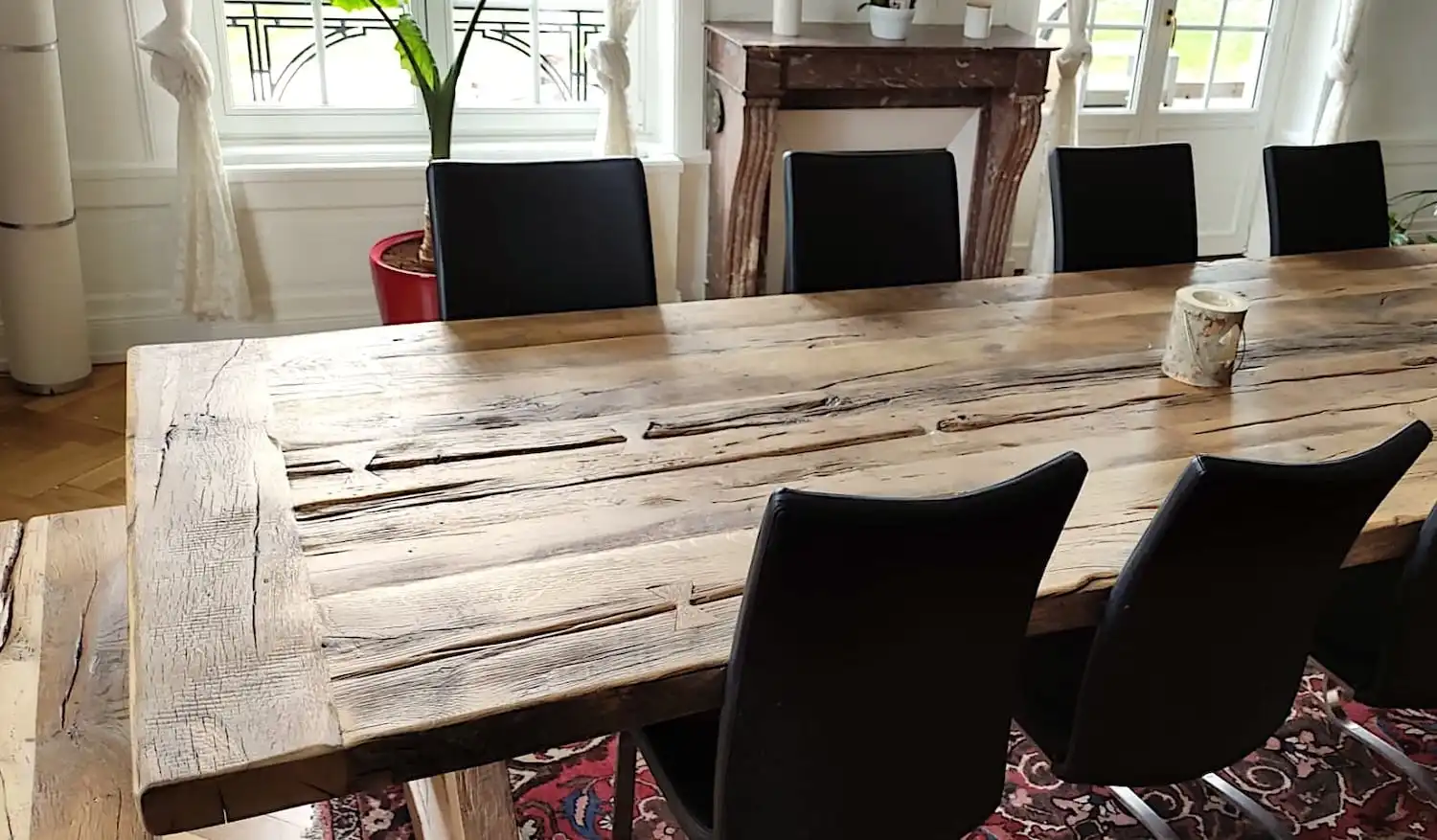 Table de salle à manger en bois rustique avec texture naturelle et bords épais, artisanat européen.