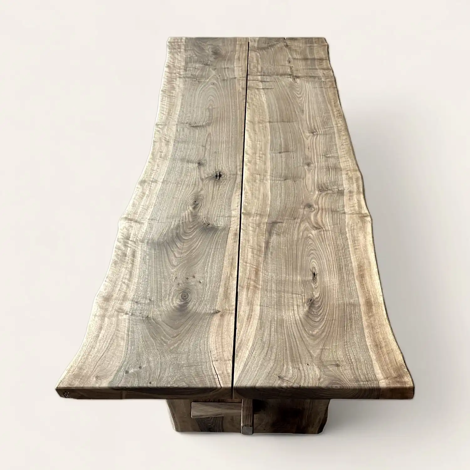  Une table  en noyer fabriquée à partir d'une grande plaque de bois. 