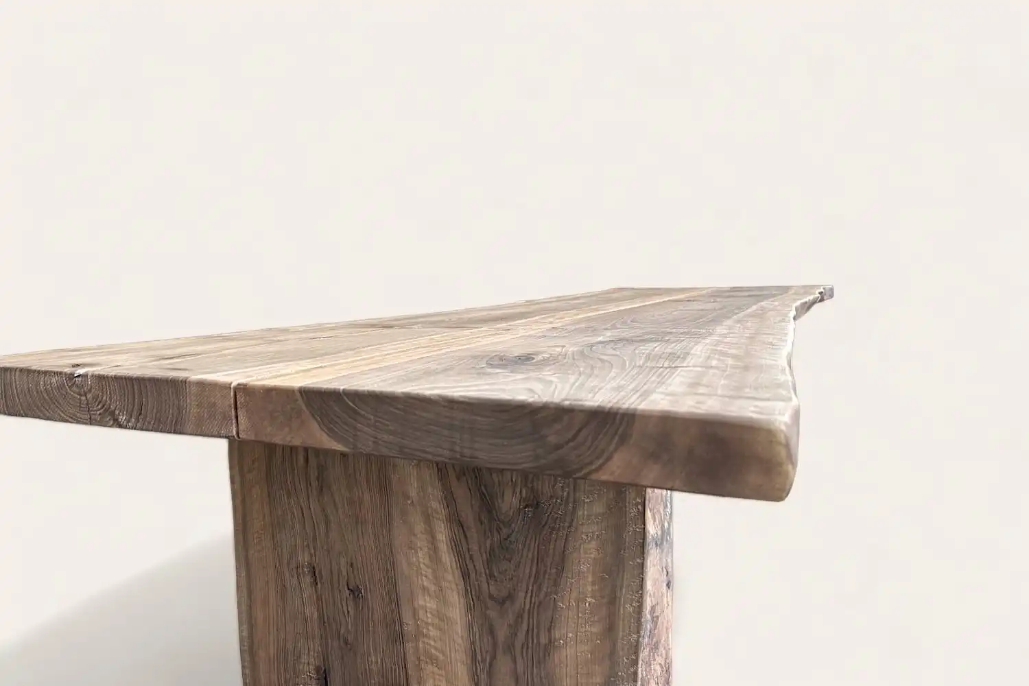  Une table console en bois de noyer fabriquée à partir de bois récupéré. 