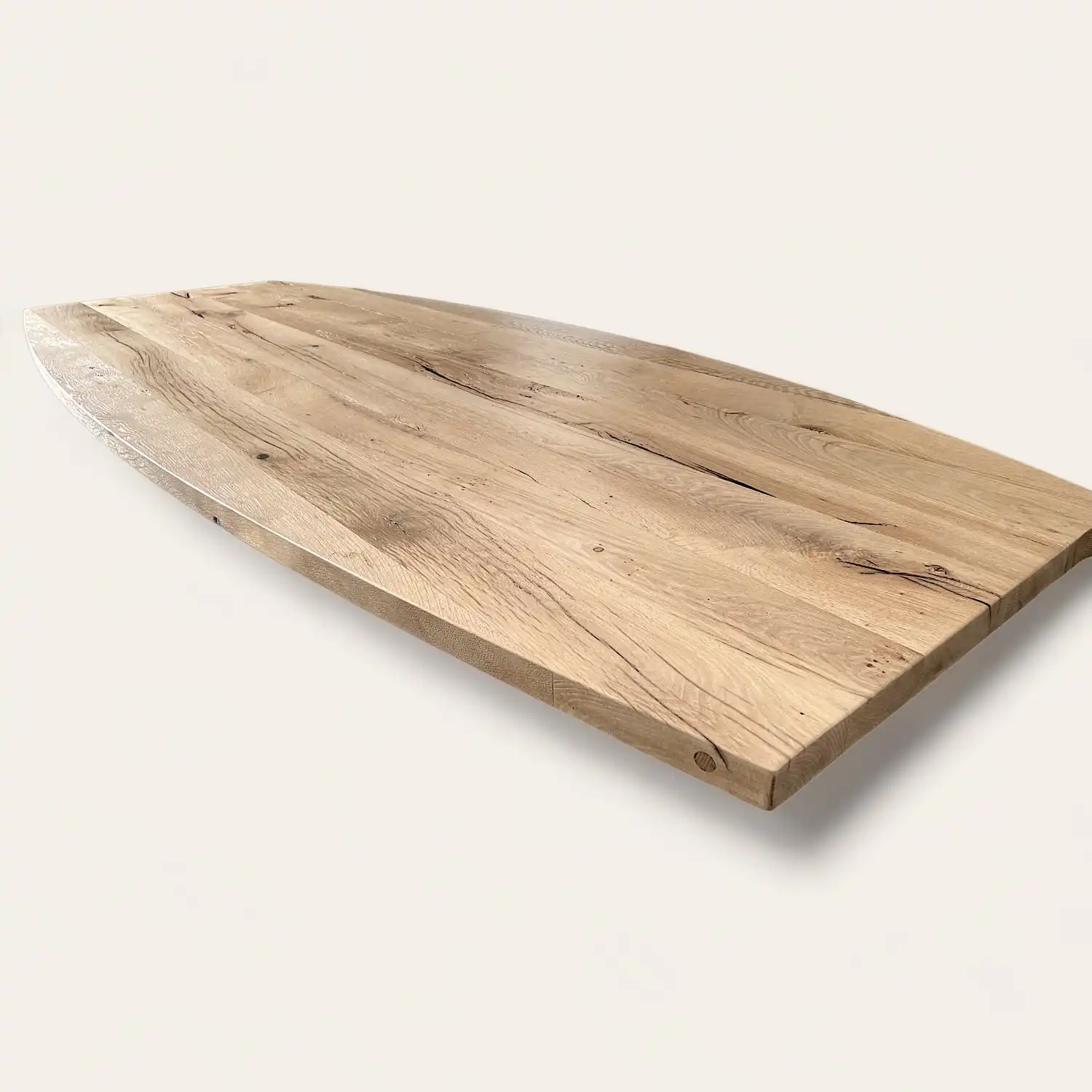  Une table en bois ancien avec un bord incurvé. 