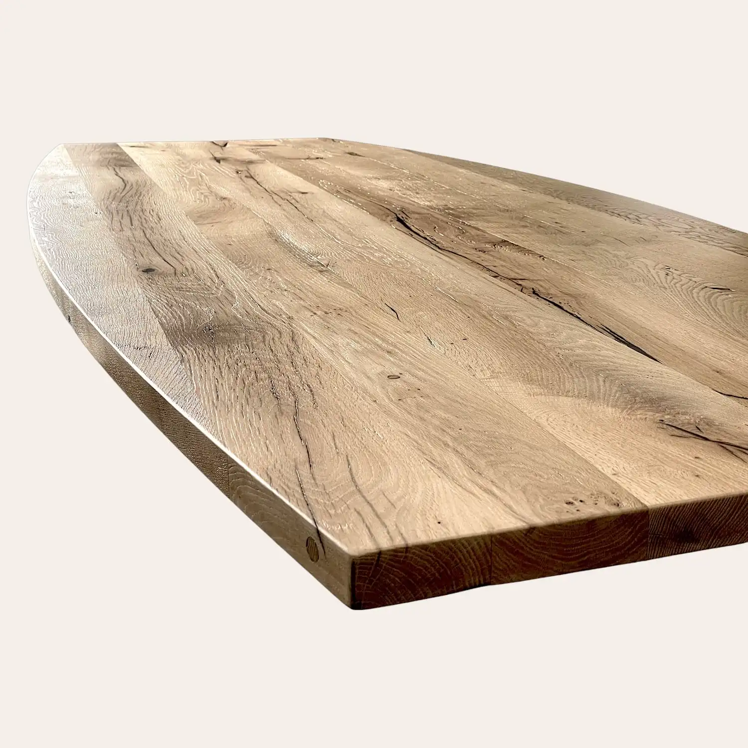  Une table en vieux bois avec un plateau incurvé. 