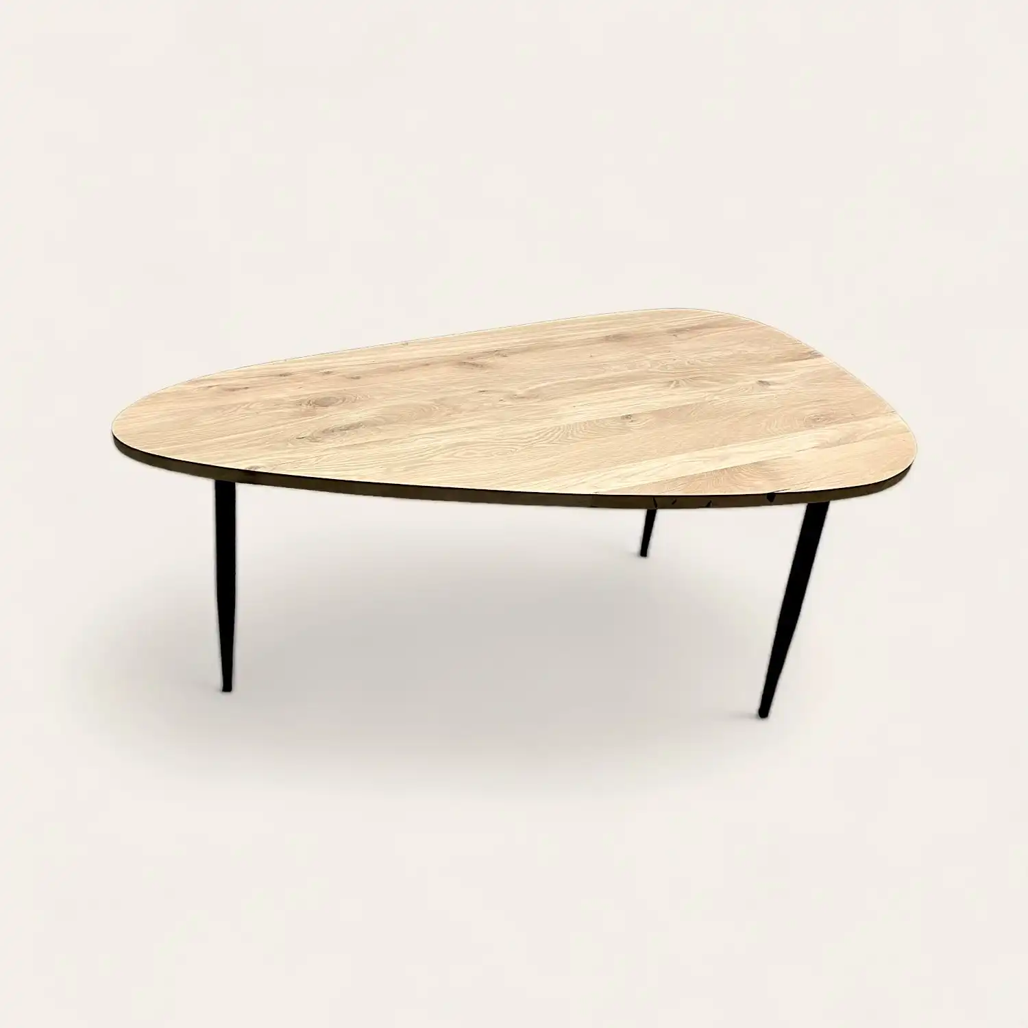  Une petite table en vieux bois avec des pieds noirs sur fond blanc. 
