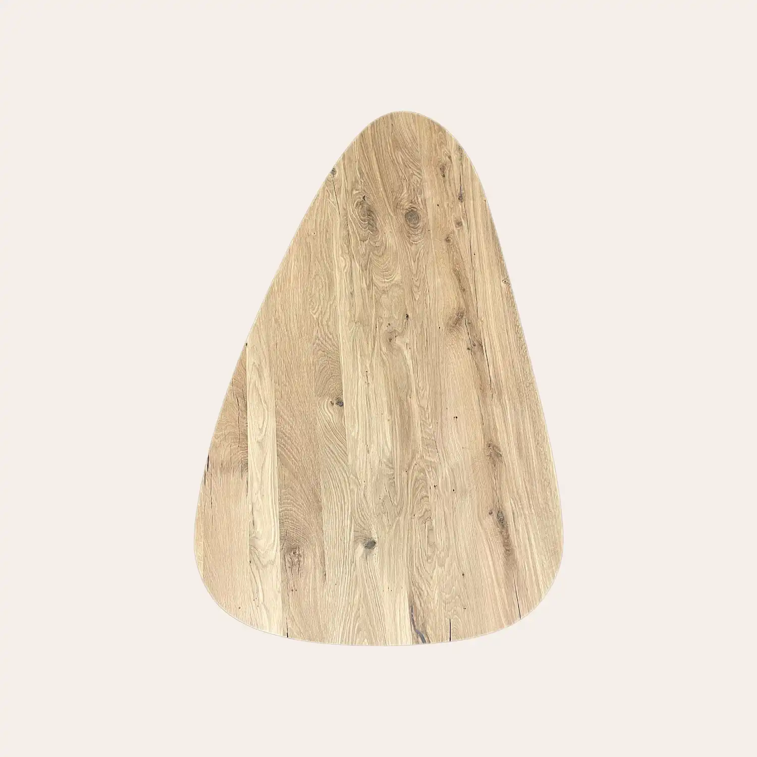  Un morceau de vieux bois en forme de triangle sur fond blanc. 