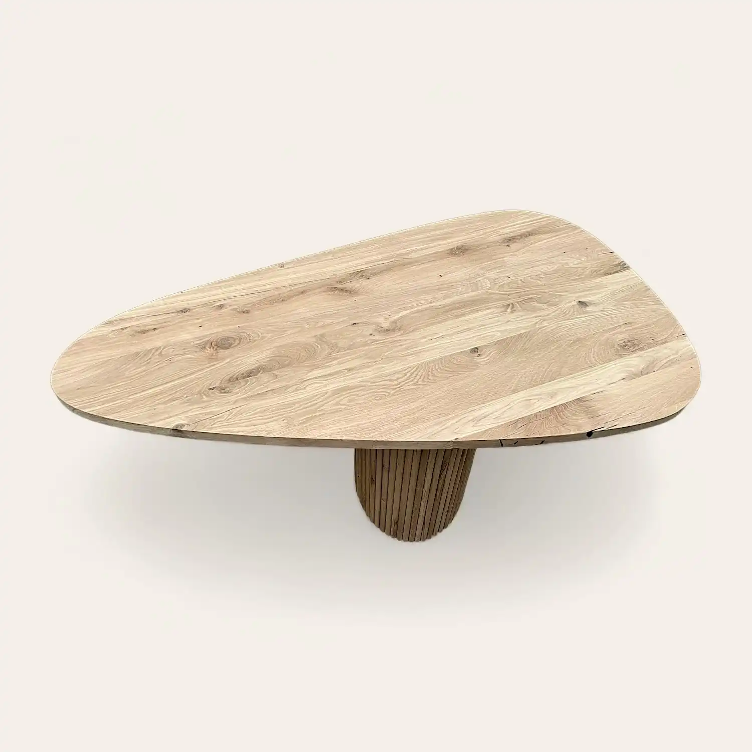  Une table basse en bois rustique avec un piètement en bois. 