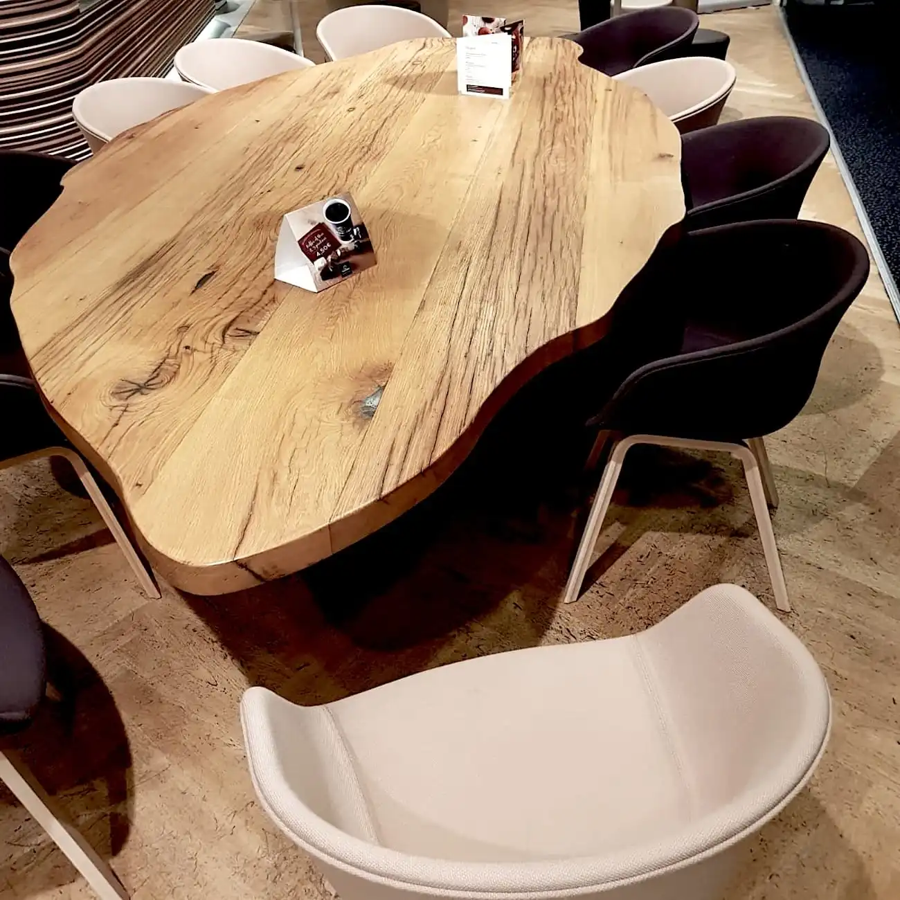  Une table en bois rustique avec des chaises dans un magasin. 