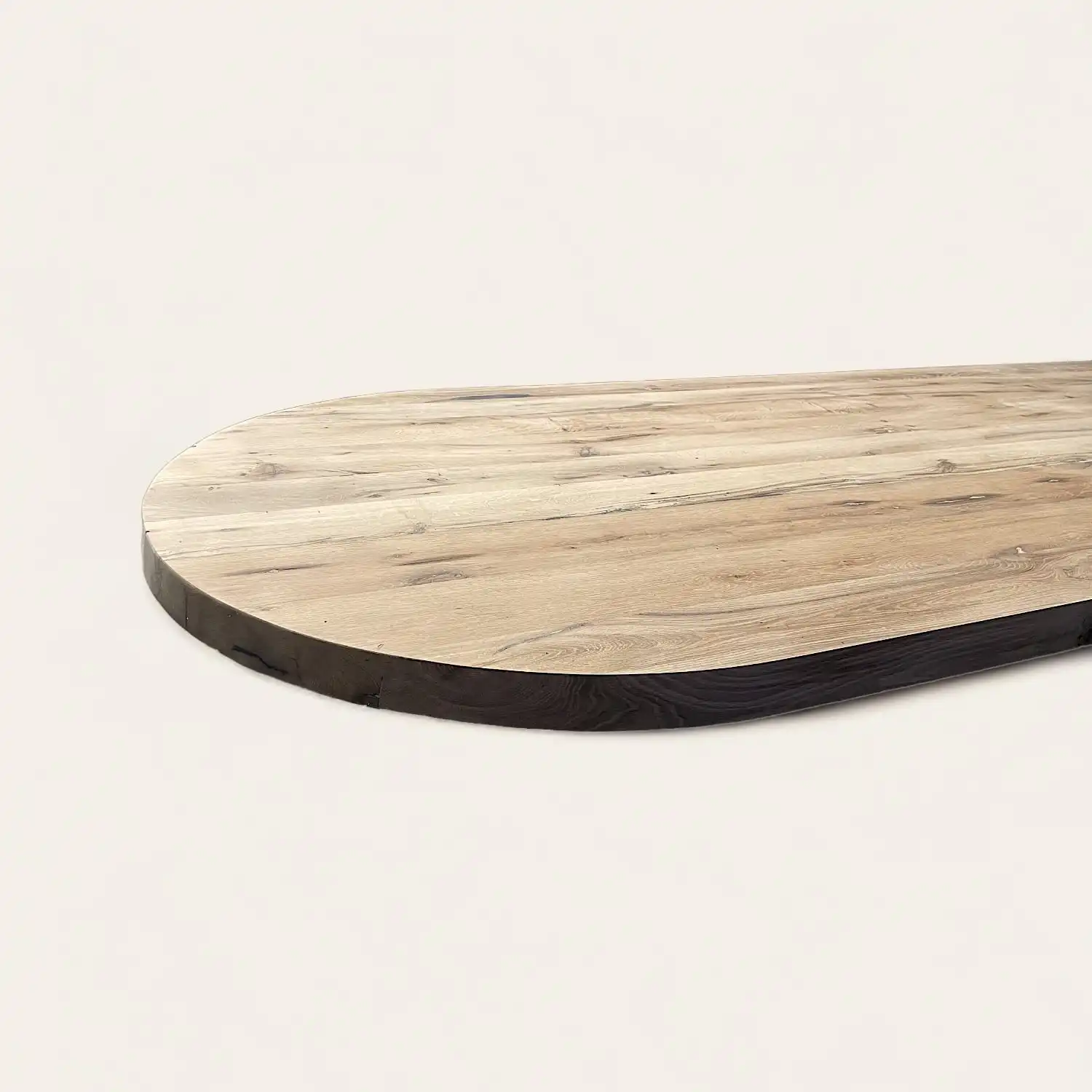  Une table ovale en bois rustique sur une surface blanche. 