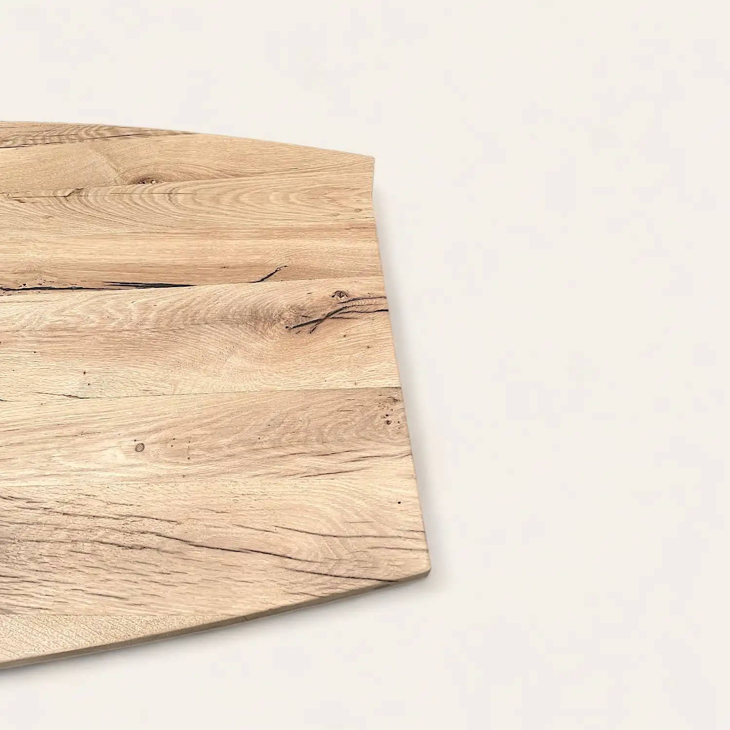  Une planche à découper en bois vieilli sur une surface blanche. 