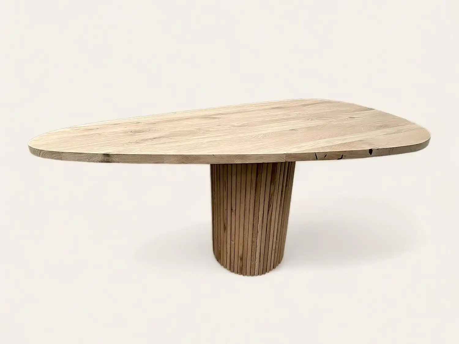 Une table en vieux bois de forme triangulaire.