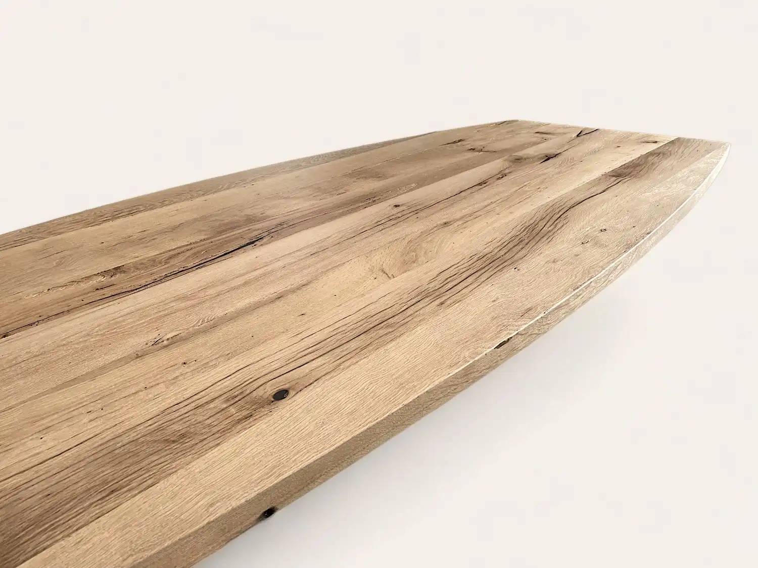 Une table en bois rustique avec un plateau en bois.